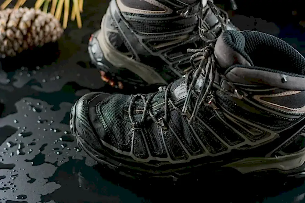 Крупный план темных защитных ботинок после глубокой чистки